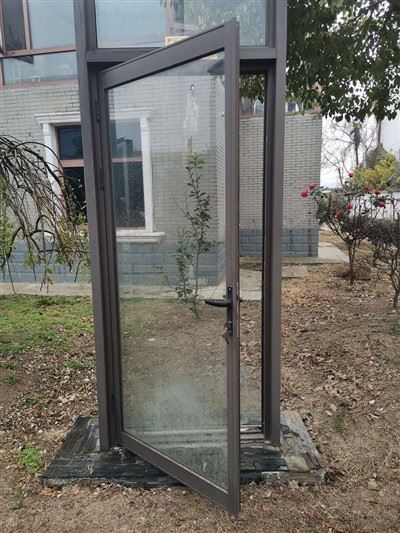 Улазна прозорска врата